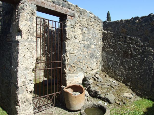 I.14.7 Pompeii. March 2009. Remains of plaster and holes for flooring of upper floor.