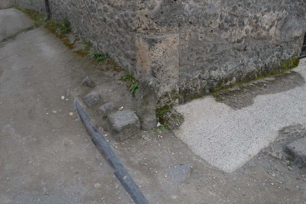 I.15.1 Pompeii. March 2019. Corner of roadways, with Vicolo dei Fuggiaschi, on the left, and Via di Castricio, on right.
Foto Taylor Lauritsen, ERC Grant 681269 DÉCOR.