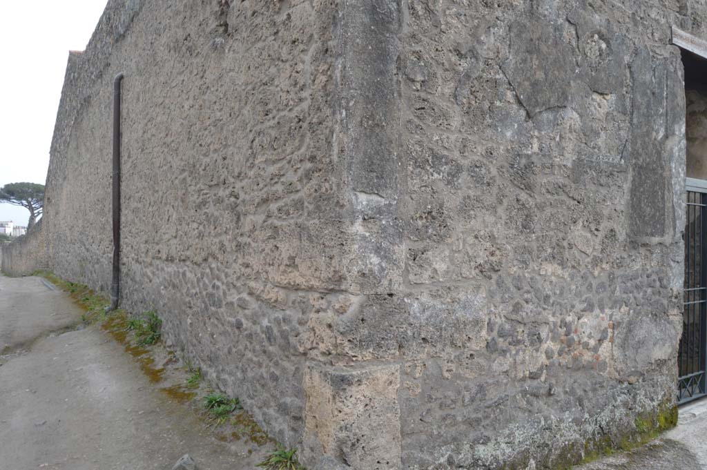 I.15.1 Pompeii, on right. March 2019. Corner of junction with Vicolo dei Fuggiaschi, on the left, and Via di Castricio, on right
Foto Taylor Lauritsen, ERC Grant 681269 DÉCOR.
