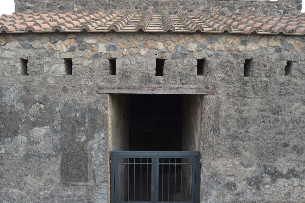 I.15.1 Pompeii. March 2019.
Looking south to upper area of front façade above the entrance doorway on Via di Castricio.
Foto Taylor Lauritsen, ERC Grant 681269 DÉCOR.