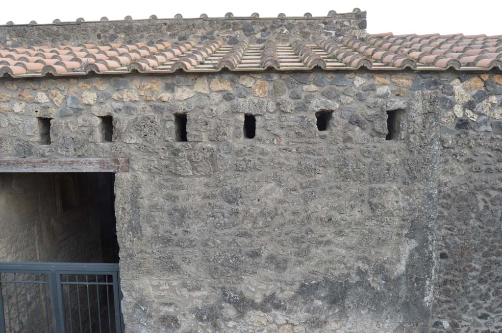 I.15.1 Pompeii. March 2019.
Looking south to upper area of front façade on west side of the entrance doorway on Via di Castricio.
Foto Taylor Lauritsen, ERC Grant 681269 DÉCOR.