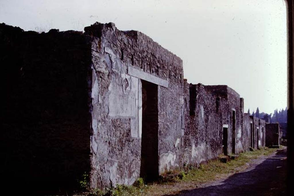 I.15.1 Pompeii. 1972. Looking west along I.15. Photo by Stanley A. Jashemski.
Source: The Wilhelmina and Stanley A. Jashemski archive in the University of Maryland Library, Special Collections (See collection page) and made available under the Creative Commons Attribution-Non Commercial License v.4. See Licence and use details. J72f0505