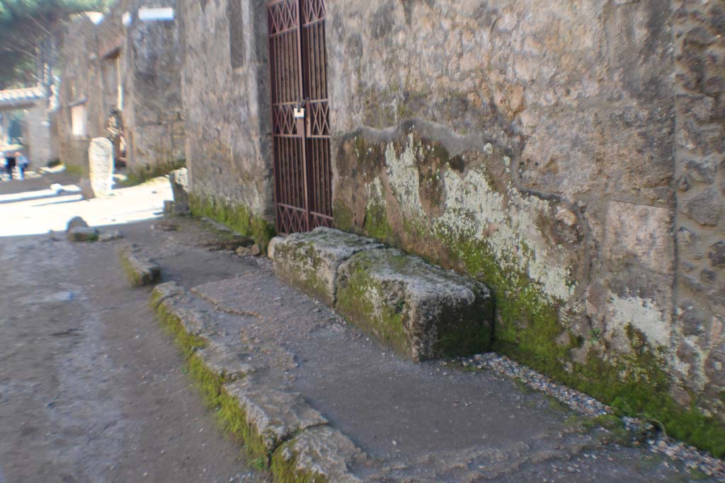 I.15.1 Pompeii. March 2014. Looking east towards bench outside on west side of entrance doorway
Foto Annette Haug, ERC Grant 681269 DÉCOR