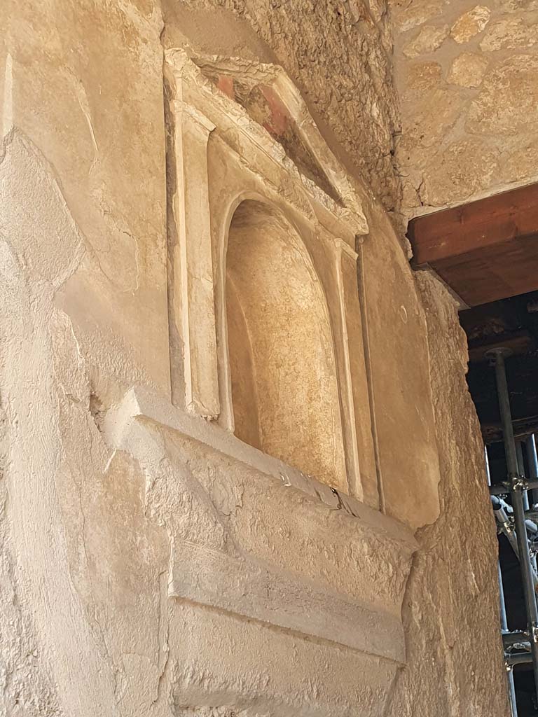 I.15.1 Pompeii. July 2021. Niche on east wall of entrance corridor.
Foto Annette Haug, ERC Grant 681269 DÉCOR.