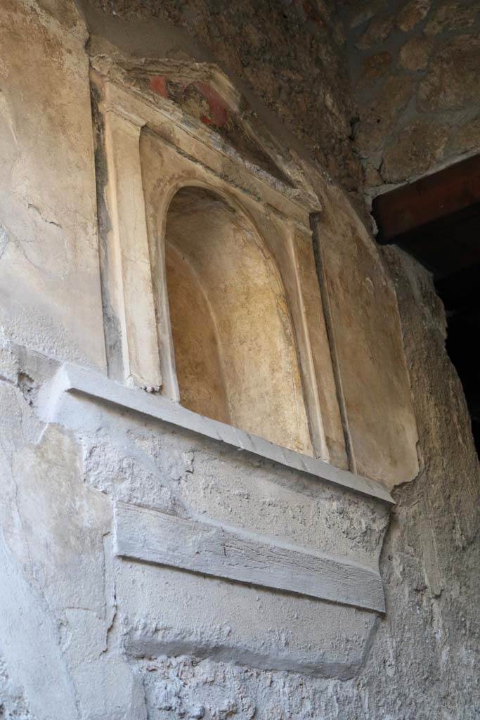 I.15.1 Pompeii. December 2018.
Niche on east wall of entrance corridor. Photo courtesy of Aude Durand.
