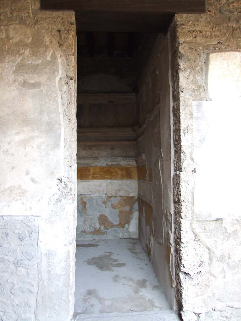 I.15.3 Pompeii. December 2007.
Looking north. Small room 4, to east of entrance on north side of north portico.