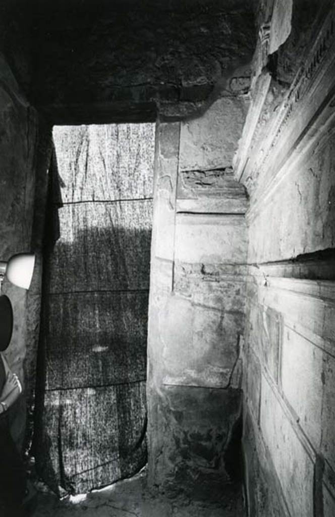 I.15.3 Pompeii. 1972. Room 4. House of Ship Europa, E cubiculum, entrance S wall.
Photo courtesy of Anne Laidlaw.
American Academy in Rome, Photographic Archive. Laidlaw collection _P_72_15_36.