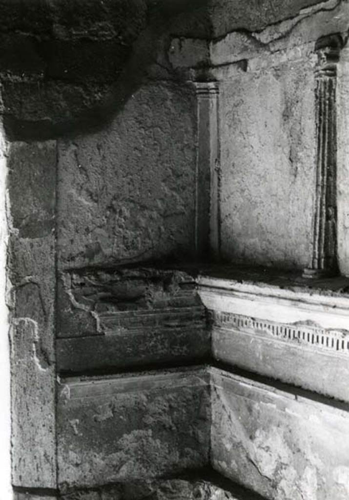 I.15.3 Pompeii. 1968. Room 4. House of Ship Europa, E cubiculum (colonnettes), upper zone, SW corner. Photo courtesy of Anne Laidlaw.
American Academy in Rome, Photographic Archive. Laidlaw collection _P_68_15_18.