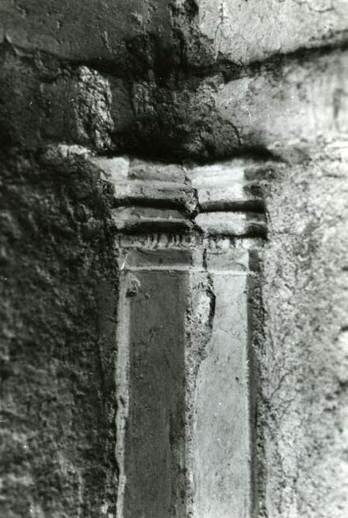 I.15.3 Pompeii. 1968. Room 4. House of Ship Europa, E cubiculum (colonnettes), upper zone, SW corner. Photo courtesy of Anne Laidlaw.
American Academy in Rome, Photographic Archive. Laidlaw collection _P_68_15_15.