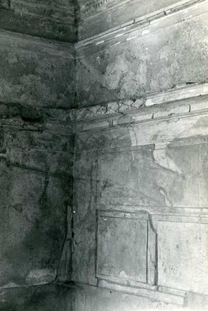 I.15.3 Pompeii. 1966. Room 4. House of Ship Europa, cubiculum to E of fauces, W wall and SW corners. Photo courtesy of Anne Laidlaw.
American Academy in Rome, Photographic Archive. Laidlaw collection _P_66_2_28.