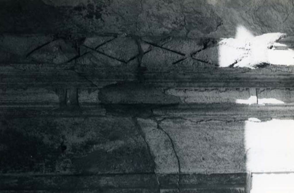 I.15.3 Pompeii. 1979. Room 4. House of Ship Europa, W cubiculum, detail of execution on W wall near SW corner. Photo courtesy of Anne Laidlaw.
American Academy in Rome, Photographic Archive. Laidlaw collection _P_79_1_9.