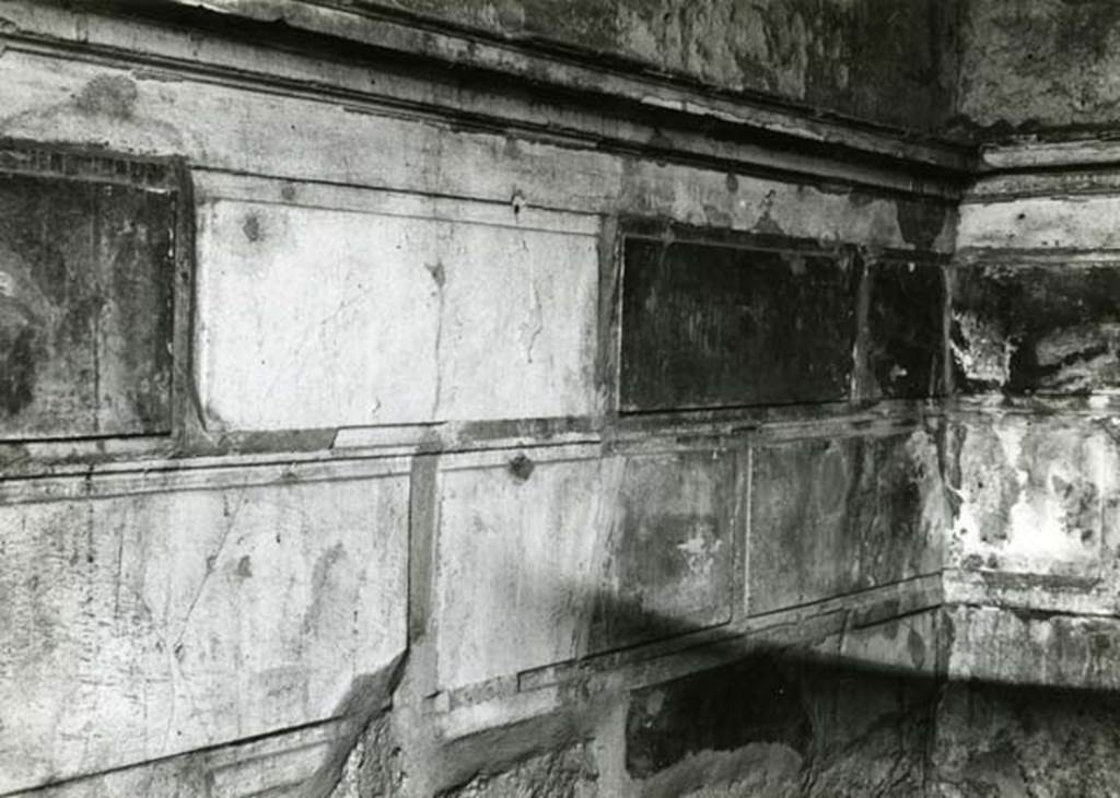 I.15.3 Pompeii. 1968. Room 4. House of Ship Europa, E cubiculum, left W wall. Photo courtesy of Anne Laidlaw.
American Academy in Rome, Photographic Archive. Laidlaw collection _P_68_3_28.