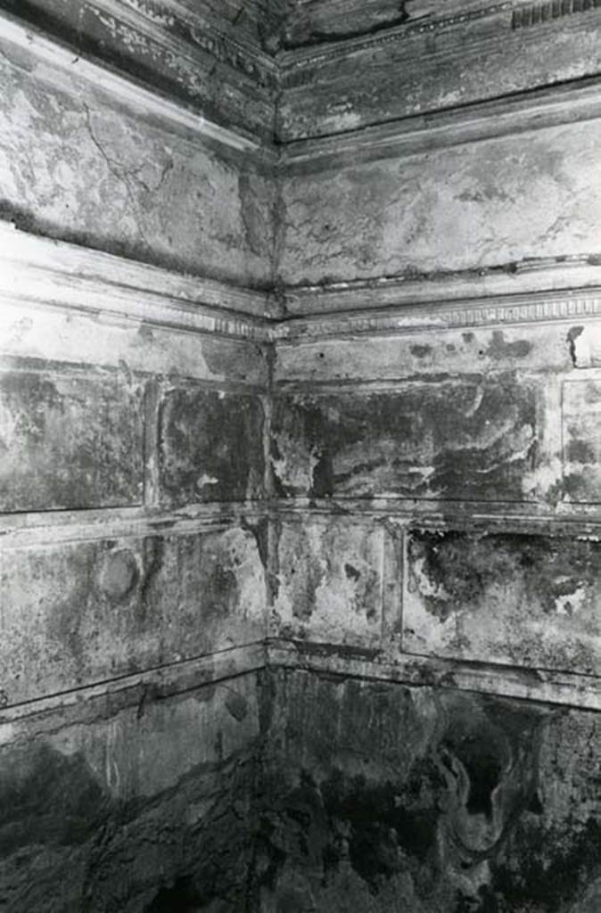 I.15.3 Pompeii. 1972. Room 4. House of Ship Europa, E cubiculum, back N wall in NW corner.
Photo courtesy of Anne Laidlaw.
American Academy in Rome, Photographic Archive. Laidlaw collection _P_72_15_30.