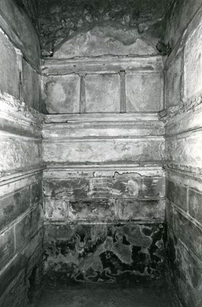 I.15.3 Pompeii. 1972. Room 4. House of Ship Europa, E cubiculum, back N wall. Photo courtesy of Anne Laidlaw.
American Academy in Rome, Photographic Archive. Laidlaw collection _P_72_15_24.