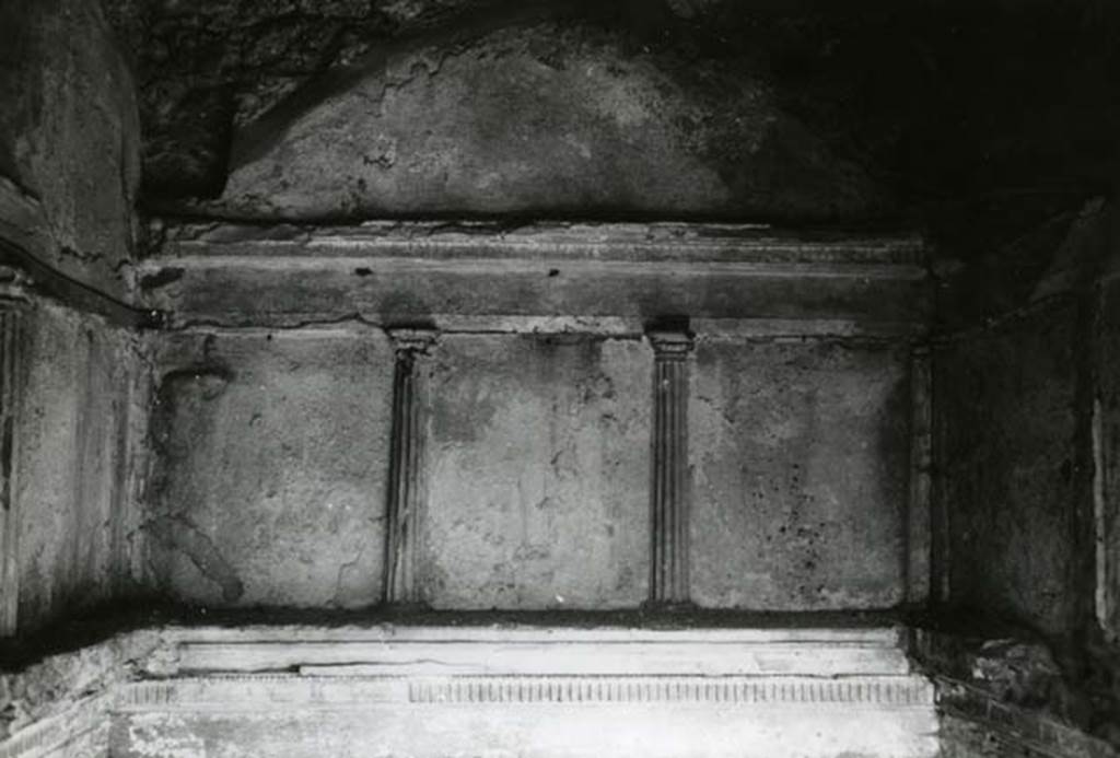 I.15.3 Pompeii. 1968. Room 4. House of Ship Europa, E cubiculum (colonnettes), back N wall, upper zone.
Photo courtesy of American Academy in Rome, Photographic Archive. Laidlaw collection _P_68_15_14.