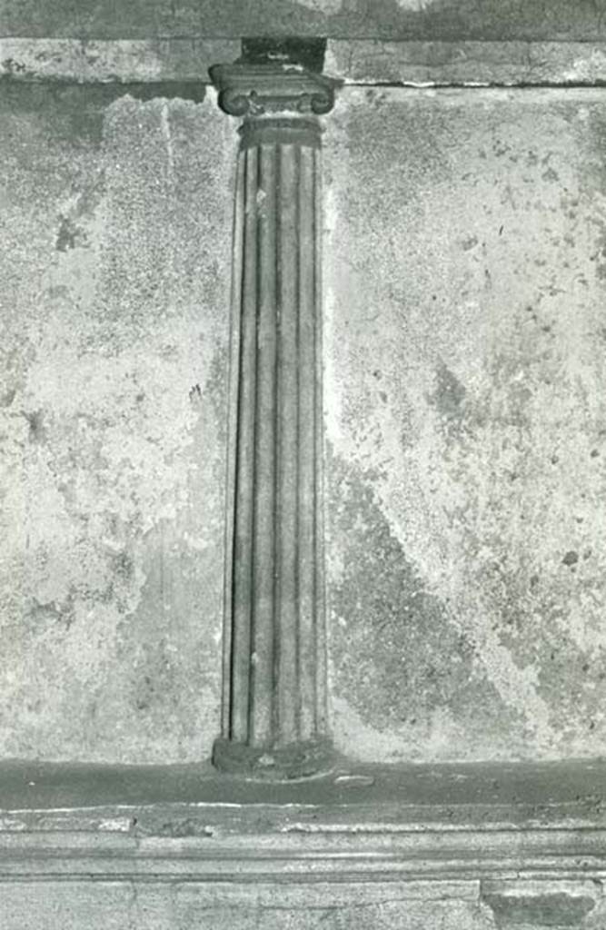 I.15.3 Pompeii. 1972. Room 4. House of Ship Europa, E cubiculum, detail of colonnette.
Photo courtesy of Anne Laidlaw.
American Academy in Rome, Photographic Archive. Laidlaw collection _P_72_16_14.