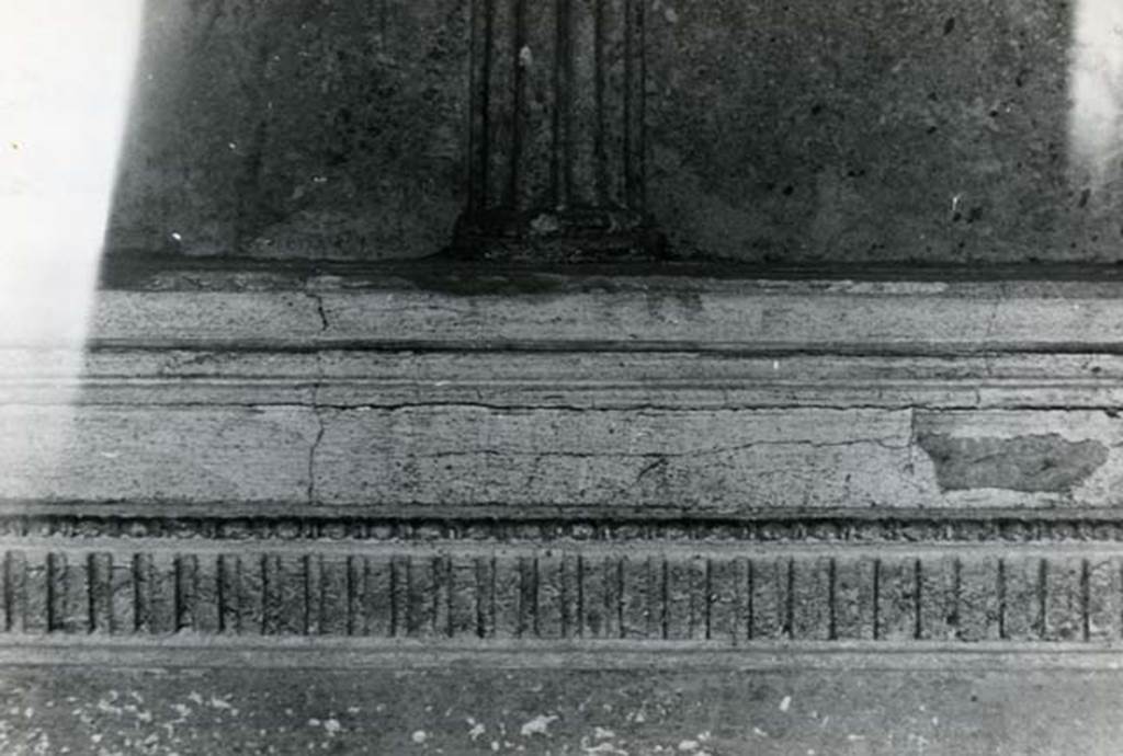 I.15.3 Pompeii. 1966. Room 4. House of Ship Europa, cubiculum to E of fauces, N wall, dentil cornice. Photo courtesy of Anne Laidlaw.
American Academy in Rome, Photographic Archive. Laidlaw collection _P_66_2_16