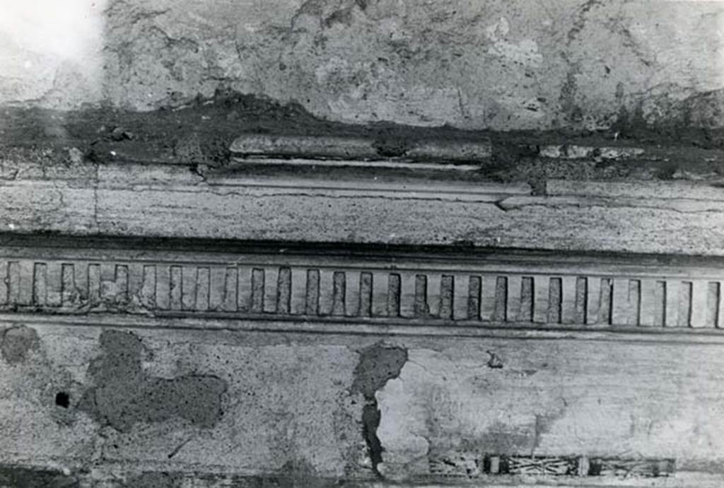 I.15.3 Pompeii. 1966. Room 4. House of Ship Europa, cubiculum to E of fauces, N wall, dentil cornice. Photo courtesy of Anne Laidlaw.
American Academy in Rome, Photographic Archive. Laidlaw collection _P_66_2_17.