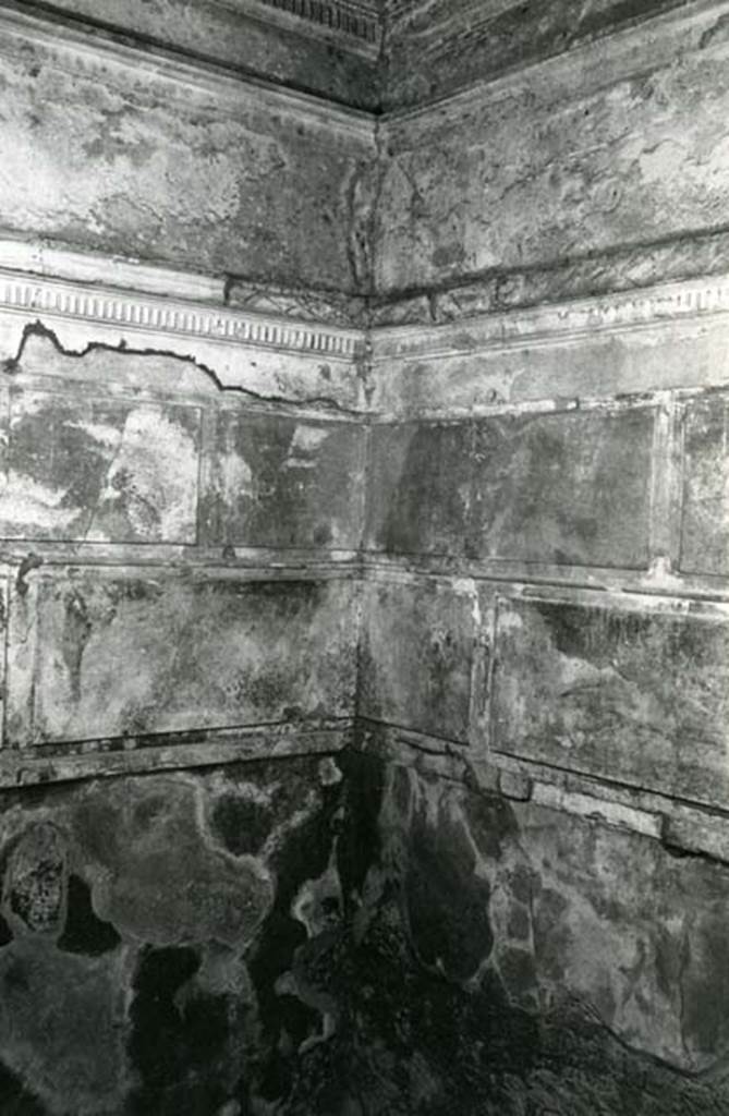 I.15.3 Pompeii. 1972. Room 4. House of Ship Europa, E cubiculum, back N wall and NE corner.
Photo courtesy of Anne Laidlaw.
American Academy in Rome, Photographic Archive. Laidlaw collection _P_72_15_33.