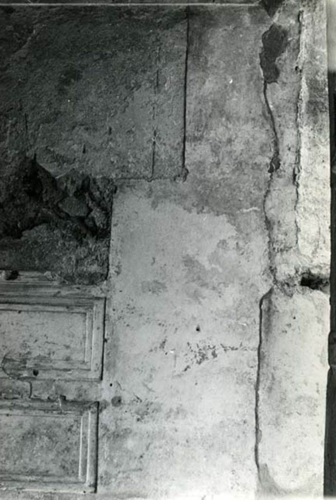 I.15.3 Pompeii. 1966. Room 4. House of Ship Europa, cubiculum to E of fauces, E wall, right side and corners. Photo courtesy of Anne Laidlaw.
American Academy in Rome, Photographic Archive. Laidlaw collection _P_66_2_23.