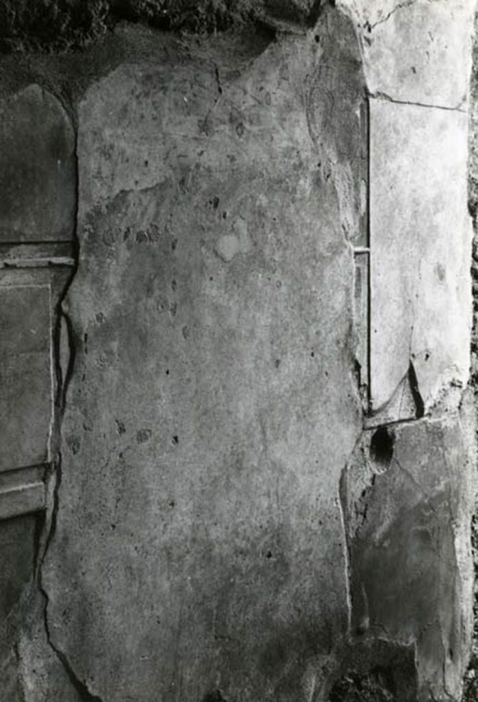 I.15.3 Pompeii. 1968. Room 4. House of Ship Europa, E cubiculum (colonnettes), right E wall, right side. Photo courtesy of Anne Laidlaw.
American Academy in Rome, Photographic Archive. Laidlaw collection _P_68_3_31