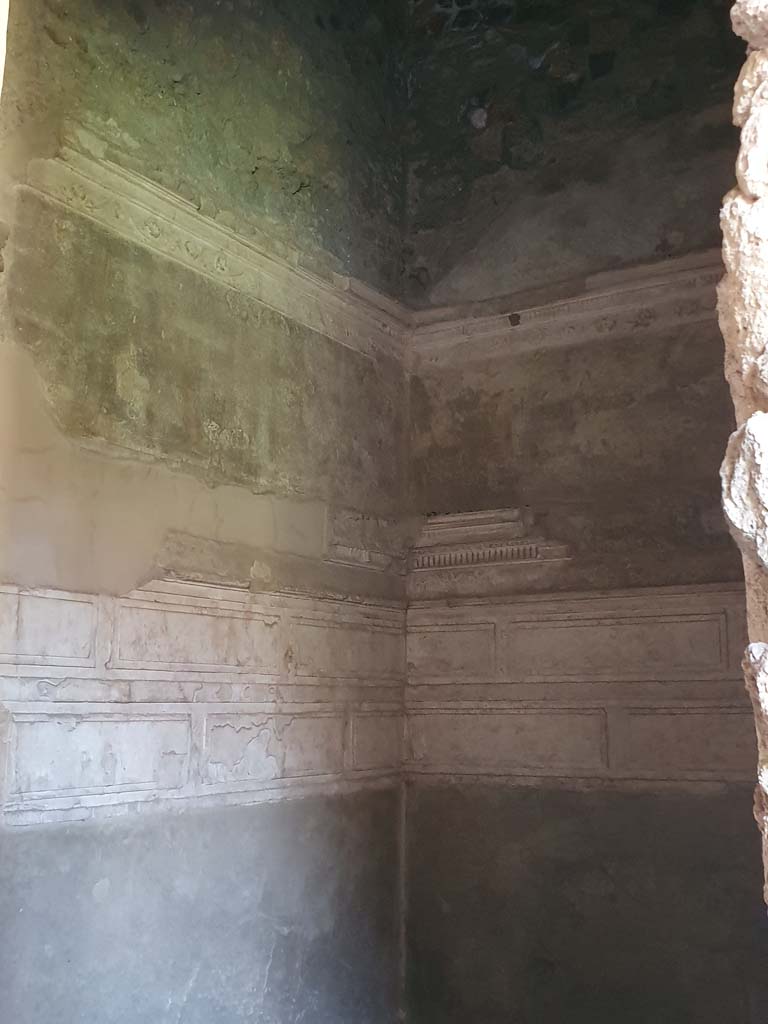 I.15.3 Pompeii. July 2021. Room 6, looking through doorway towards west wall and north-west corner.
Foto Annette Haug, ERC Grant 681269 DÉCOR.