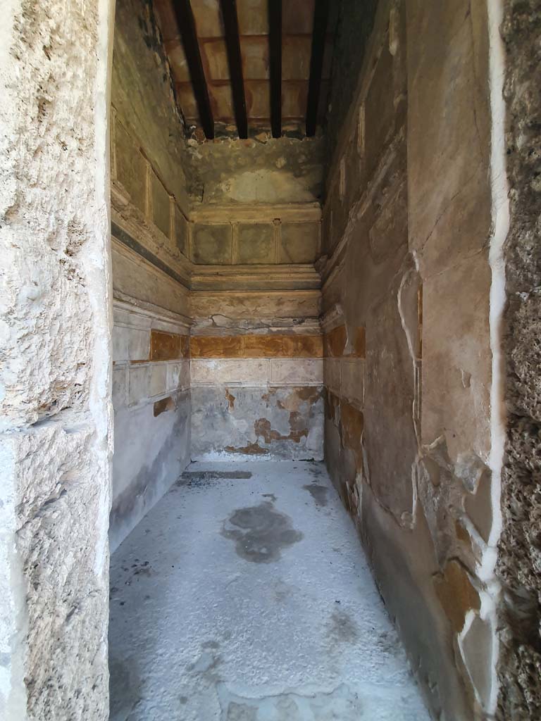 I.15.3 Pompeii. July 2021.
Room 4, looking north through doorway of small room on east side of entrance corridor/vestibule.
Foto Annette Haug, ERC Grant 681269 DÉCOR.
