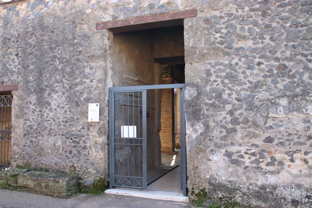 I.15.3 Pompeii. October 2022. Looking south towards entrance doorway. Photo courtesy of Klaus Heese.
According to Varone, the inscription CIL IV 10194a was found on the left side of the entrance doorway.
See Varone, A., 2002. Erotica Pompeiana: Love Inscriptions on the Walls of Pompeii, Rome: L’erma di Bretschneider, (p.151).
