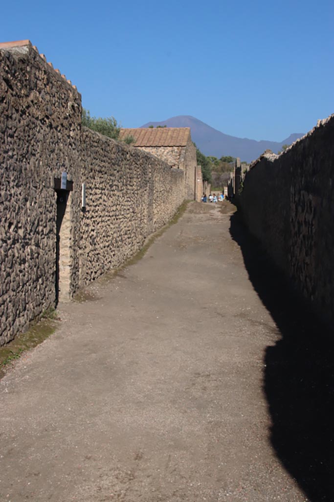 .15.6 Pompeii. October 2022.
Looking north towards entrance on Vicolo dei Fuggiaschi. Photo courtesy of Klaus Heese.