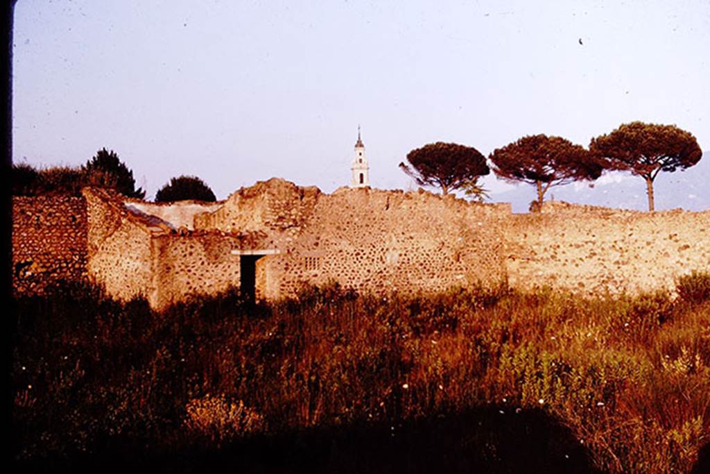 1.15.6 and I.15, Pompeii. 1964. East wall of garden of I.15.1/3 with doorway to I.15.6 and two terracotta windows of I.15.5.
Photo by Stanley A. Jashemski.
Source: The Wilhelmina and Stanley A. Jashemski archive in the University of Maryland Library, Special Collections (See collection page) and made available under the Creative Commons Attribution-Non Commercial License v.4. See Licence and use details.
J64f1558