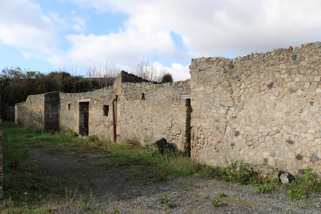 I.16.5 Pompeii, entrance doorway, centre left. December 2018.
Looking north-west, with doorway to I.16.6, centre right. Photo courtesy of Aude Durand.