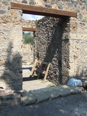 I.16.5 Pompeii. December 2004. Looking north along corridor to garden, and on the right, a two-sided peristyle.