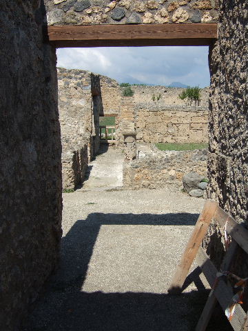 I.16.5 Pompeii. December 2004. Looking west across atrium, to rooms in south-west corner.