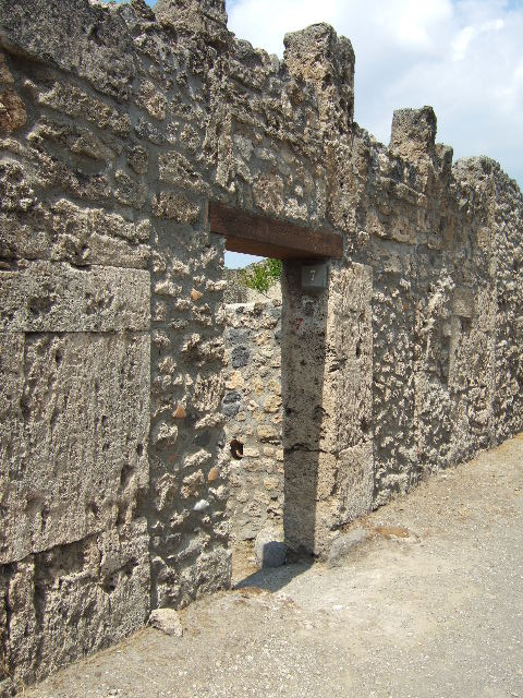 I.16.7 Pompeii. December 2006. Doorway to room on south side of entrance.