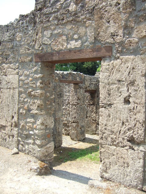 I.16.7 Pompeii. December 2006. Doorway to cubiculum, on south side of entrance.