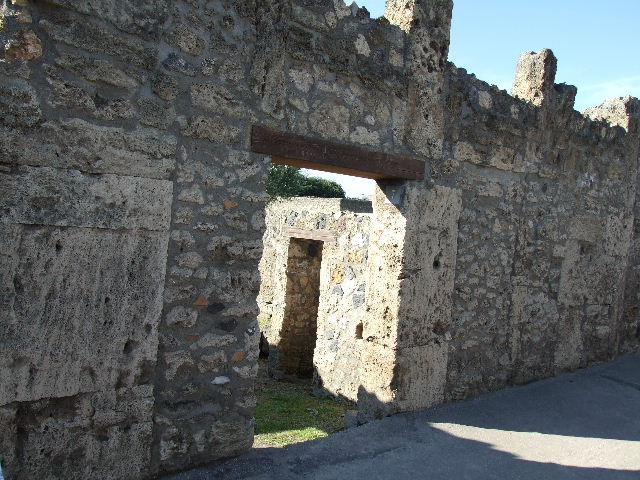 I.16.7 Pompeii. December 2006. Doorway to cubiculum on north side of entrance.