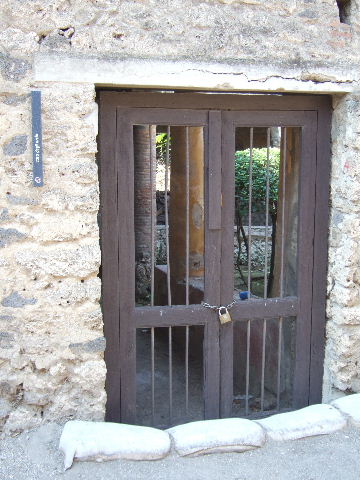 I.17.4 Pompeii. May 2006. Entrance.