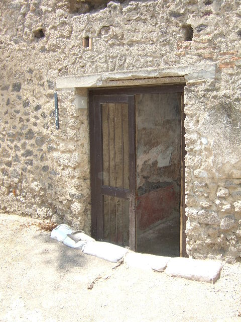I.17.4 Pompeii. May 2006. Looking west from entrance along the south portico of the peristyle garden.