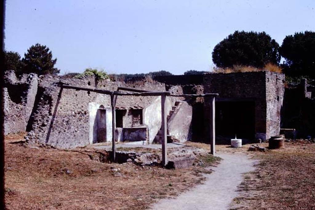 I.20.1 Pompeii. 1974. Looking east. Photo by Stanley A. Jashemski.
Source: The Wilhelmina and Stanley A. Jashemski archive in the University of Maryland Library, Special Collections (See collection page) and made available under the Creative Commons Attribution-Non Commercial License v.4. See Licence and use details. J74f0712