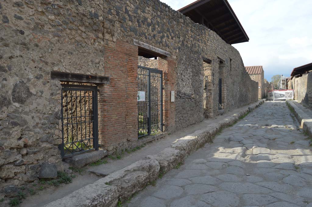 I.20.1, on left, followed by I.20.2 Pompeii, October 2017. Looking north along west side of Via di Nocera.
Foto Taylor Lauritsen, ERC Grant 681269 DÉCOR.