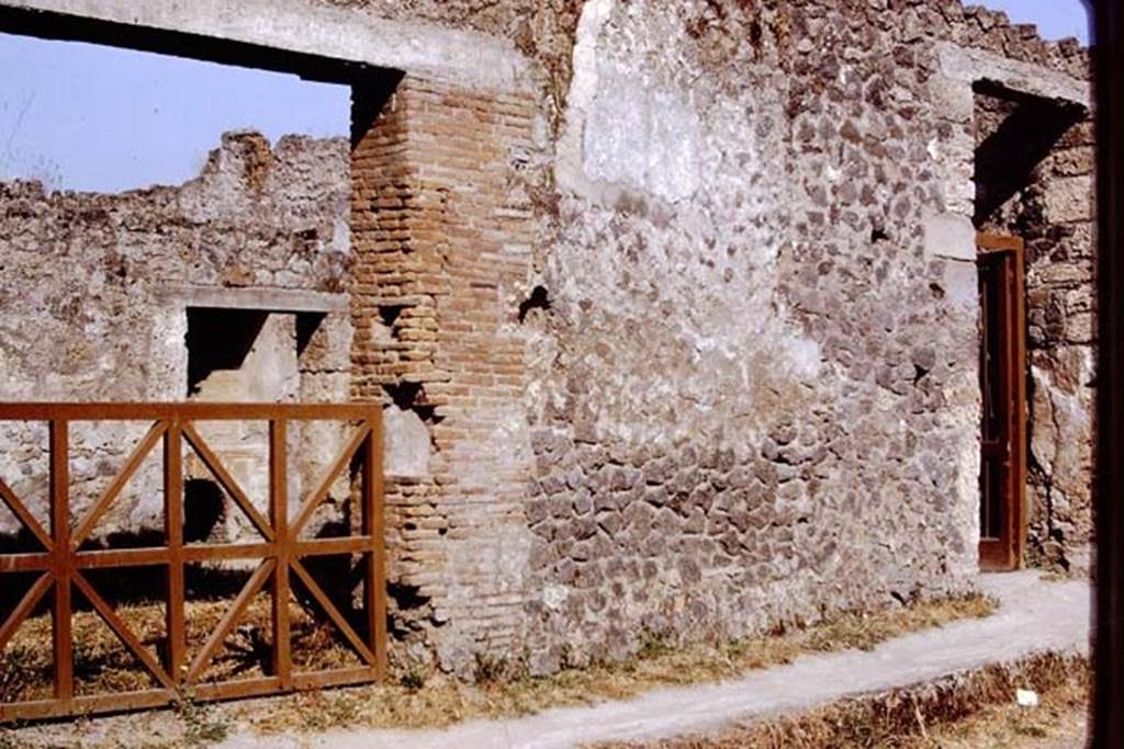 I.20.2 Pompeii, on left. 1972. Entrance doorways, with I.20.3, on right. Photo by Stanley A. Jashemski.
Source: The Wilhelmina and Stanley A. Jashemski archive in the University of Maryland Library, Special Collections (See collection page) and made available under the Creative Commons Attribution-Non Commercial License v.4. See Licence and use details.
J72f0108