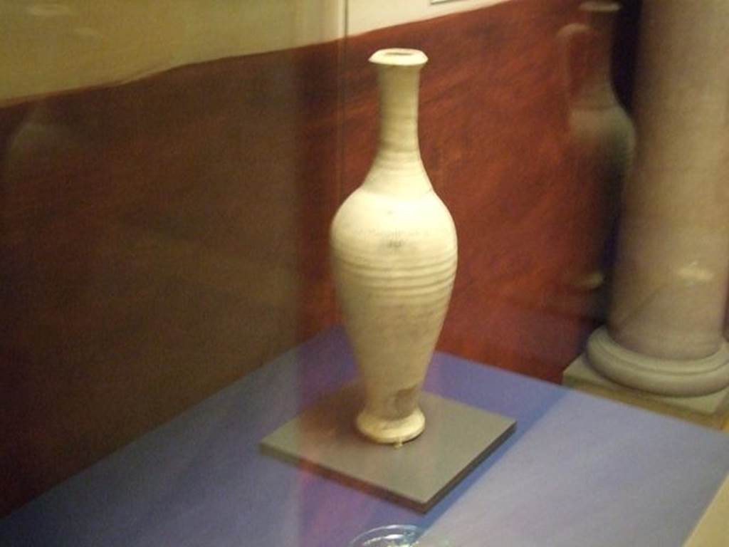 I.20.2 Pompeii. Garum jug or urceus with inscription. SAP 12377. Photographed at “A Day in Pompeii” exhibition at Melbourne Museum. September 2009.