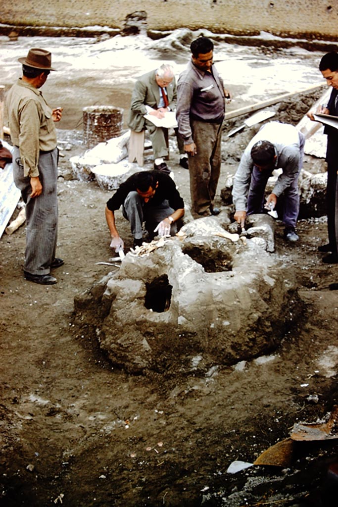 1.21.6 Pompeii. 1961. Finding the fugitives. Photo by Stanley A. Jashemski.
Source: The Wilhelmina and Stanley A. Jashemski archive in the University of Maryland Library, Special Collections (See collection page) and made available under the Creative Commons Attribution-Non-Commercial License v.4. See Licence and use details.
J61f0384