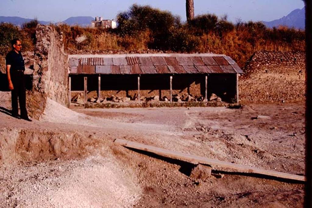 I.21.6 Pompeii. 1974. Looking towards south-east corner, during excavation. Photo by Stanley A. Jashemski.
Source: The Wilhelmina and Stanley A. Jashemski archive in the University of Maryland Library, Special Collections (See collection page) and made available under the Creative Commons Attribution-Non Commercial License v.4. See Licence and use details. J74f0235