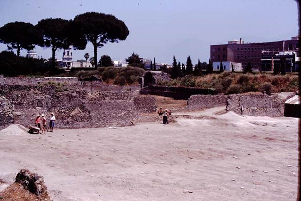 I.21.6 Pompeii. 1974. Looking south-east across site towards rear of I.20.1, with Porta Nocera (in centre). Photo by Stanley A. Jashemski.
Source: The Wilhelmina and Stanley A. Jashemski archive in the University of Maryland Library, Special Collections (See collection page) and made available under the Creative Commons Attribution-Non Commercial License v.4. See Licence and use details. J74f0241