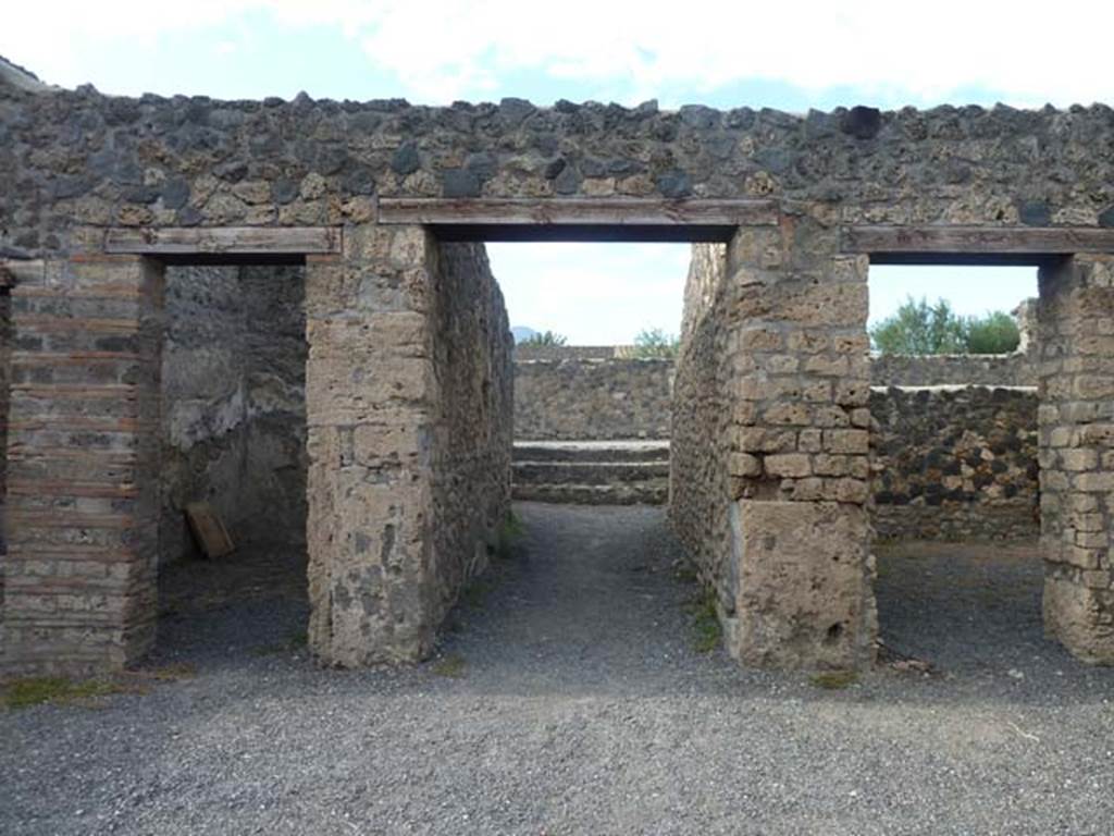 I.21.2 Pompeii. September 2015.
Looking north across atrium, towards entrance doorway, in centre, leading out onto Via della Palestra.