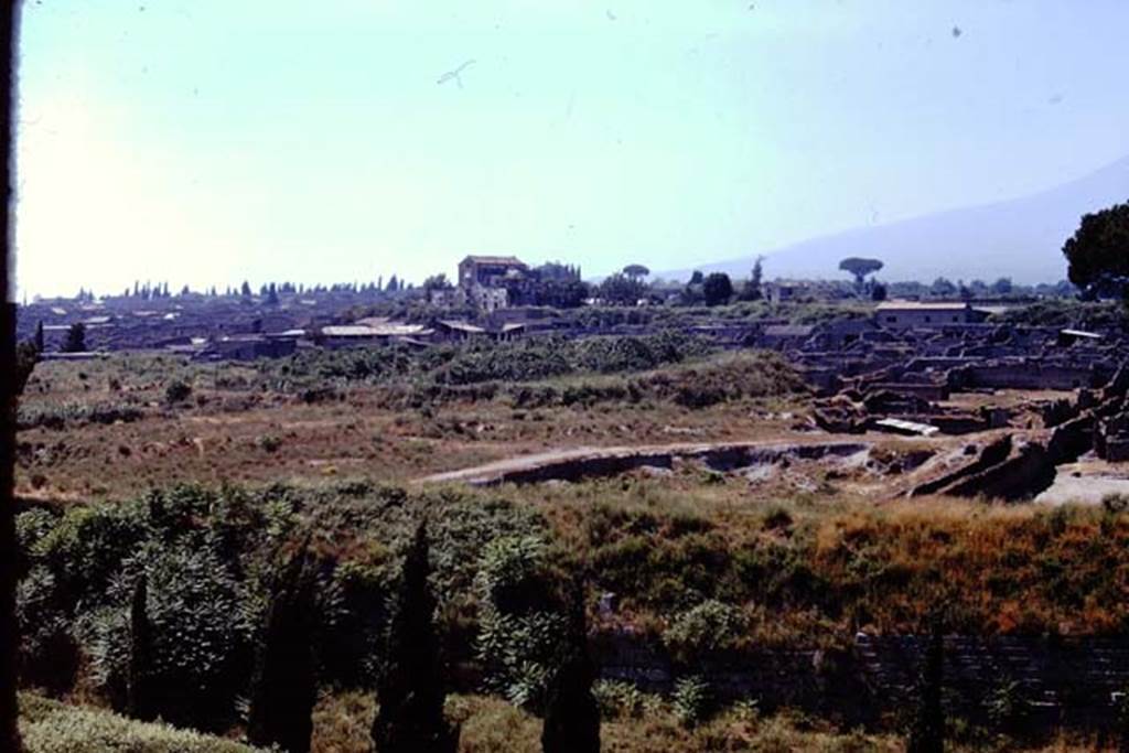 I.22 Pompeii. 1974. Looking north-west towards I.22, partly excavated, and I.23, unexcavated. Photo by Stanley A. Jashemski.
Source: The Wilhelmina and Stanley A. Jashemski archive in the University of Maryland Library, Special Collections (See collection page) and made available under the Creative Commons Attribution-Non Commercial License v.4. See Licence and use details. J74f0210