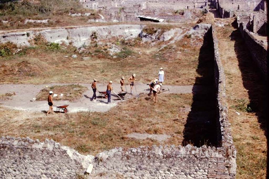 I.22 Pompeii. 1974. Looking north along east side and with Vicolo della Nave Europa, on right. Photo by Stanley A. Jashemski.
Source: The Wilhelmina and Stanley A. Jashemski archive in the University of Maryland Library, Special Collections (See collection page) and made available under the Creative Commons Attribution-Non Commercial License v.4. See Licence and use details. J74f0261