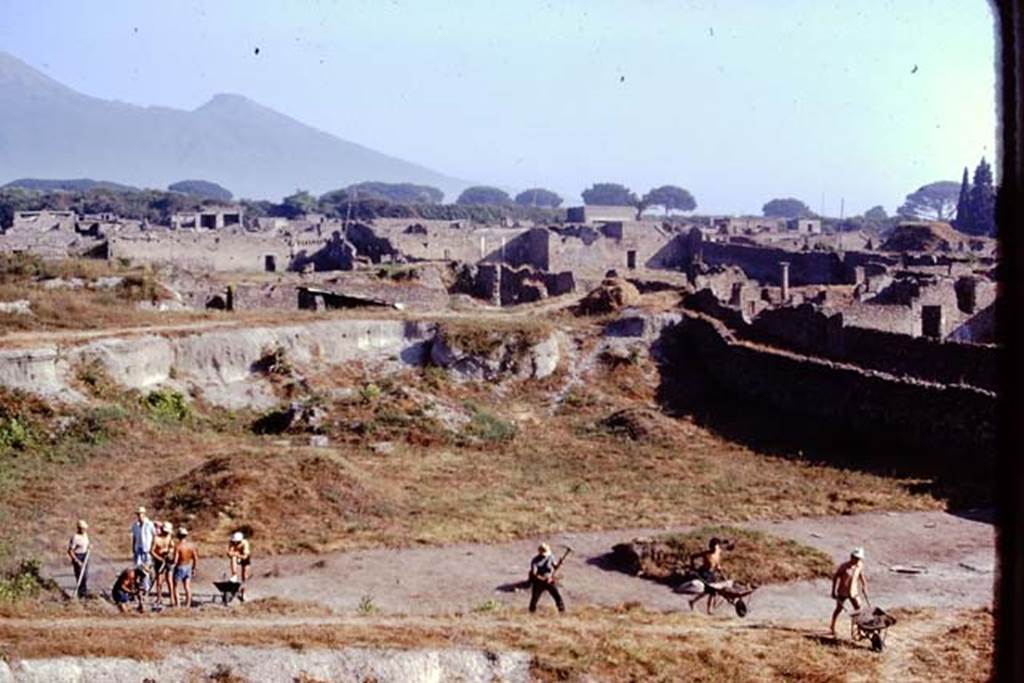 I.22 Pompeii. 1974. Looking north-east. Photo by Stanley A. Jashemski.
Source: The Wilhelmina and Stanley A. Jashemski archive in the University of Maryland Library, Special Collections (See collection page) and made available under the Creative Commons Attribution-Non Commercial License v.4. See Licence and use details. J74f0265