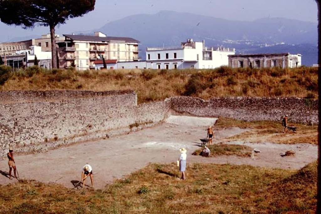 I.22 Pompeii. 1974. Looking towards south-east corner. Photo by Stanley A. Jashemski.
Source: The Wilhelmina and Stanley A. Jashemski archive in the University of Maryland Library, Special Collections (See collection page) and made available under the Creative Commons Attribution-Non Commercial License v.4. See Licence and use details. J74f0275